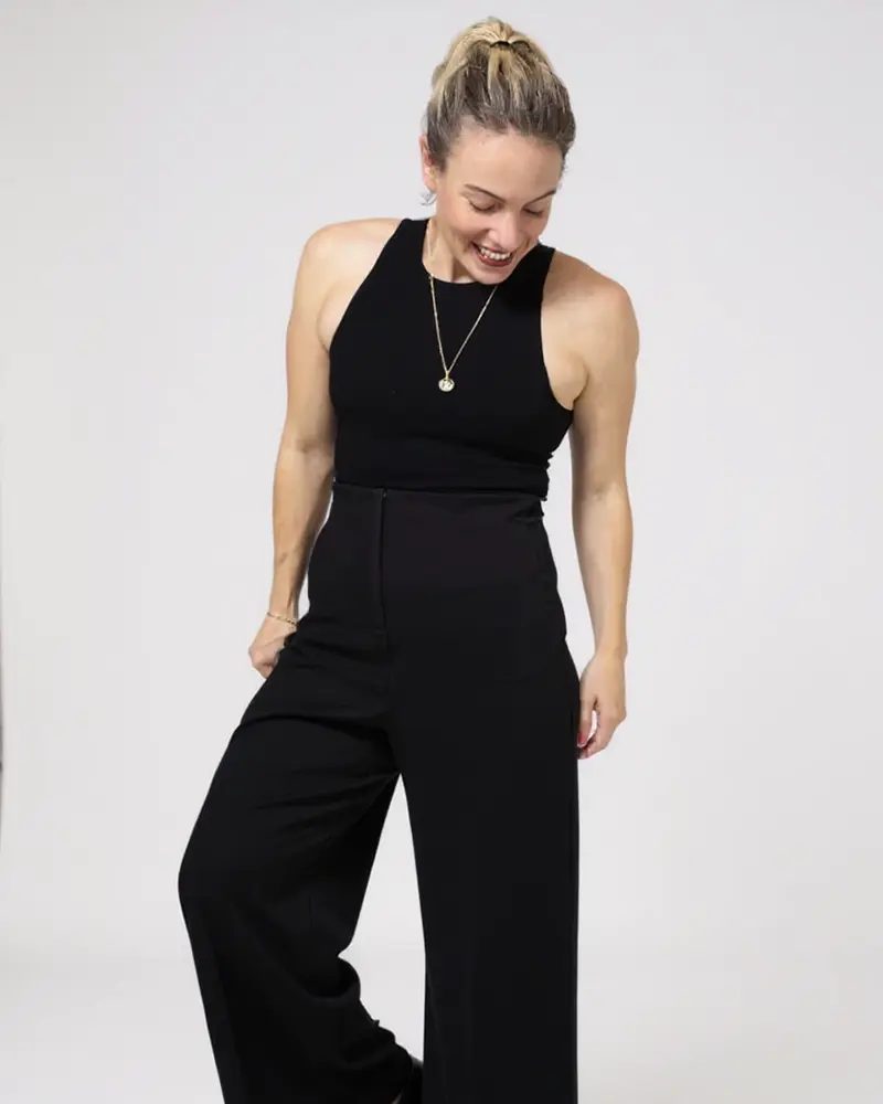 Top y pantalón de vestir negro, de Mena